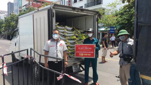 Tiến Thu Hỗ Trợ Lương Thực Thực Phẩm Cho Các Gia Đình Có Hoàn Cảnh Khó Khăn Tại Phường Nại Hiên Đông