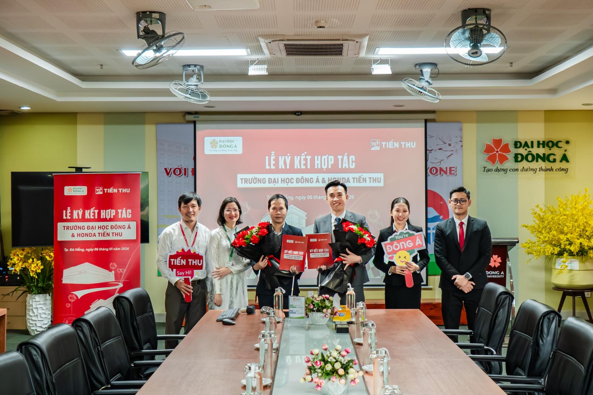 RỘN RÀNG CHUỖI HOẠT ĐỘNG MỪNG LỄ KÝ KẾT HỢP TÁC ĐẠI HỌC ĐÔNG Á VÀ HONDA TIẾN THU